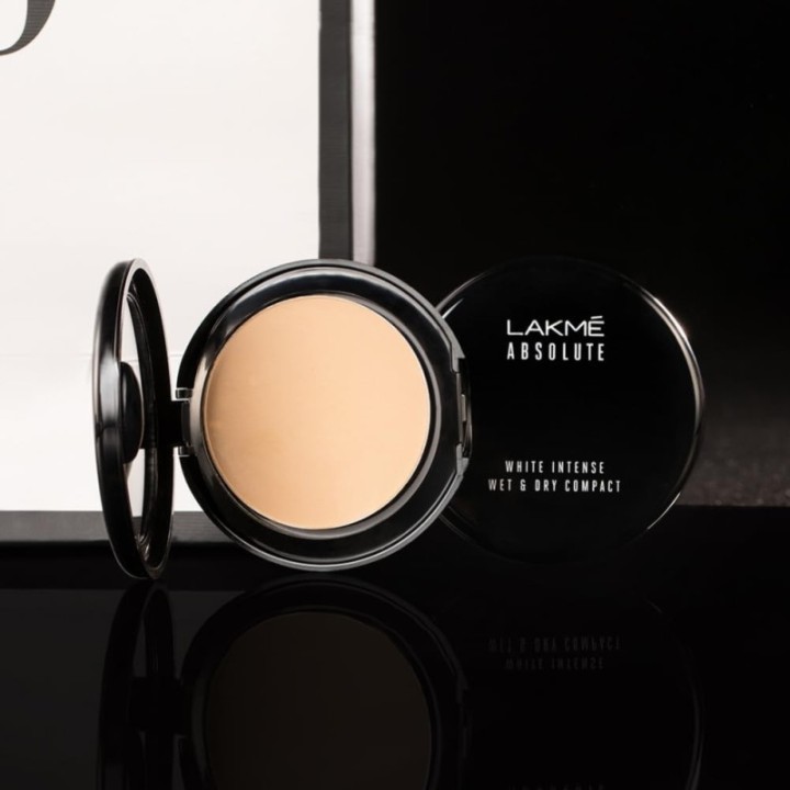 Lakme Absolute White Intense Wet & Dry Compact - Almond Honey